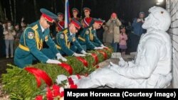 Памятник в Ногинске, восточнее Москвы, назвали «Не сдаюсь». На мемориале изобразили российского военного в Украине, потерявшего в бою правую ногу. Раненый держит в руках гранату с вытянутой чекой