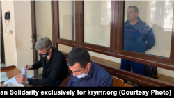 Владислав Есипенко с адвокатами Алексеем Ладиным и Эмилем Курбединовым в подконтрольном России Симферопольском районном суде, архив