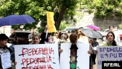 Արխիվ -- Բողոքի ակցիա` Նուբարաշենի հատուկ դպրոցի սաների նկատմամբ անառակաբարո գործողություններ կատարած նախկին ուսուցչի համար առավելագույն պատիժ սահմանելու պահանջով, 19-ը մայիսի, 2010թ.
