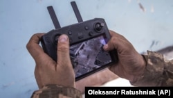 საილუსტრაციო ფოტო: უკრაინის არმიის ჯარისკაცი მართავს დრონს, რომლის მეშვეობითაც აკვირდება რუსეთის ჯარების პოზიციებს ფრონტის ხაზზე. სევეროდონეცკი, ლუგანსკის ოლქი, 8 ივნისი, 2022.