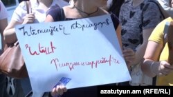 Армения -- Активисты проводят перед зданием суда общей юрисдикции общины Шенгавит акцию протеста против насилия в отношении женщин и судебных ошибок, Ереван, 13 июля 2016  г.