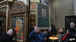 На вопрос: "А как же его отношение к церкви, как – репрессии, массовые расстрелы?" – коммунисты отвечают в духе героев советских фильмов