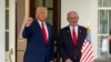 Президент США Дональд Трамп, слева, стоит с премьер-министром Израиля Биньямином Нетаньяху в Белом доме, 7 апреля 2025 года