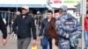 "Платеж за бдительность". В России предложили платить за доносы на мигрантов  