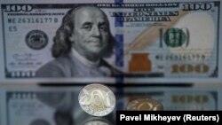 Казакстандын теңгеси менен АКШ долларынын сүрөттөрү.