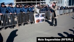 Действующая власть сильно разочаровала своих избирателей в конце прошлого года, когда, несмотря на свои обещания, отказалась от создания специальной комиссии по пересмотру судебных решений, вынесенных в годы правления «Нацдвижения»