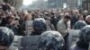 Сотрудники полиции перекрывают дорогу оппозиционным демонстрантам. Ереван, 1 марта 2008 г.  