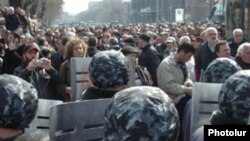 Сотрудники полиции перекрывают дорогу оппозиционным демонстрантам. Ереван, 1 марта 2008 г.  