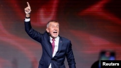 Milijarder i političar Andrej Babiš slavi pobjedu na češkim parlamentarnim izborima, 4. listopada 2025.