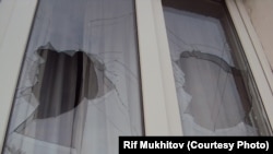 Разбитое окно в доме калининградского активиста Рифа Мухитова после нападения в октябре