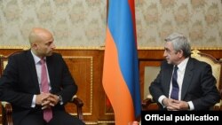 Президент Армении Серж Саргсян принимает спецпредставителя генсека НАТО Джеймса Аппатурая (слева), Ереван, 17 октября 2013 г.  