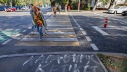 Прохожие на одной из центральных улиц в Алматы.