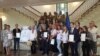Урачыстае ўручэньне сэртыфікатаў на веданьне ўкраінскай мовы. Выпускнікі курсаў украінскай мовы ў Менску з амбасадарам Украіны Ігарам Кізімам. 8 чэрвеня 2018 году