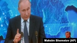 კრემლის სპიკერი დმიტრი პესკოვი ესწრება ვლადიმირ პუტინის ყოველწლიურ პრესკონფერენციას. 17 დეკემბერი, 2020