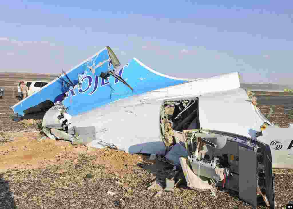 Крушение самолета в Египте 31 октября над Синайским полуостровом разбился Airbus A-321 российской авиакомпании "Когалымавиа". Погибли все 224 человека, находившиеся на борту. Сначала российские власти настаивали на версии технической неисправности лайнера, однако вскоре, после того, как авиасообщение Шарм-эш-Шейхом приостановила Великобритания, Россия признала наиболее вероятной версией случившегося теракт. Вскоре ответственность за взрыв на борту самолета взяло на себя запрещенное в РФ "Исламское государство". Российские туристы были вывезены из Египта, турфирмам запретили продавать путевки в эту страну. Как именно взрывное устройство попало на борт А-321 – до сих пор неясно