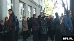 Второй в Зугдиди проходят шумные акции протеста с требованием освободить Котэ Гулордава, арестованного за самосуд над полицейским. По убеждению родственников, он невиновен, поскольку защищал честь семьи