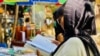 کابل کې یوه ښځه د کتاب لوستلو پر مهال - انځور پخوانی دی 