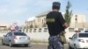 Жарылыс болған жерде тұрған полиция қызметкері. Бішкек, 30 тамыз 2016 жыл. 