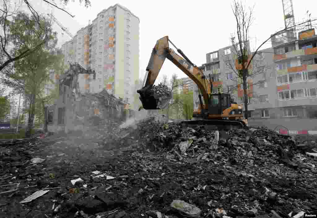 Совет заманында салынған үйдің орнын тазартып жатқан экскаватор. Мәскеу, 16 мамыр 2017 жыл.