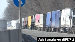 "Ак-Тилек" көзөмөл өткөрүү жайы аркылуу кыргыз-казак чек арасынан өтүүгө кезек күткөн автоунаалар. 23-февраль. 2022-жыл