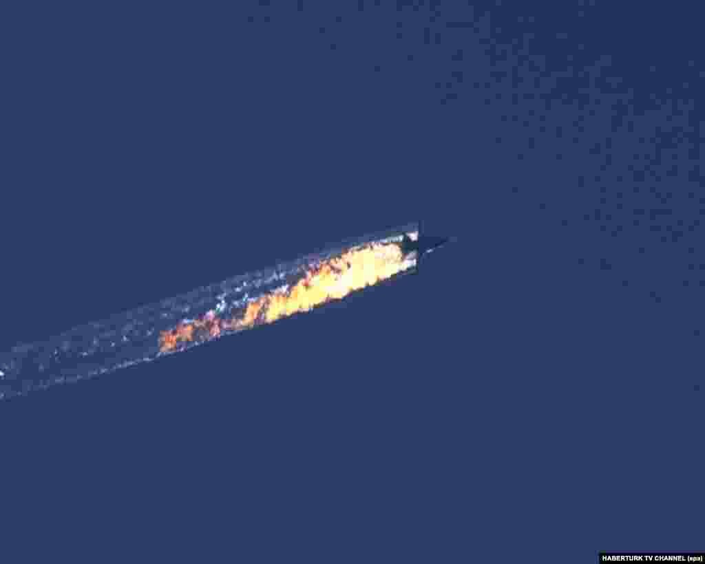 Крушение Су-24 в Сирии 24 ноября ВВС Турции сбили российский бомбардировщик Су-24. Лутчикам удалось катапультироваться. Пилот Олег Пешков погиб, штурман Константин Мурахтин, как утверждают российские власти, выжил. Турция утверждает, что сбила Су-24 после того, как самолет нарушил воздушное пространство страны, залетев в него из Сирии. Россия отрицает факт нарушения воздушного пространства Турции. Позже турецкие власти заявили, что в момент атаки на российский бомбардировщик не знали о его государственной принадлежности, а если бы знали – то не стали бы его сбивать. Опубликованные в турецких СМИ аудиозаписи свидетельствуют о том, что экипаж Су-24 не отвечал на запросы турецкой стороны и требования покинуть воздушное пространство страны. После этого происшествия отношения Москвы и Анкары кардинально испортились: Россия ввела многосторонние санкции против Турции, в том числе запретив турфирмам продавать путевки на турецкие курорты