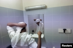 Abubakar most egy menekültközpontban segít másoknak a menedékjog iránti kérelmek benyújtásában.
