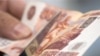 Рубль пока держится у отведенного ему Центробанком рубежа