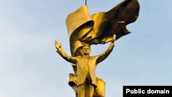 Помнік кіраўніку Туркмэністану Сапармурату Ніязаву