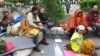 Участники акции "ОккупайАбай" на Чистых прудах. 10 мая 2012 года