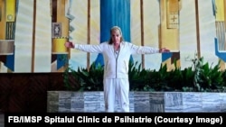 Solistul trupei Rammstein, Till Lindemann, fotografiat în incinta Casei de Cultură a Spitalului Clinic de Psihiatrie de la Chișinău, unde au avut loc filmările pentru clipul „Prostitution” al artistului.