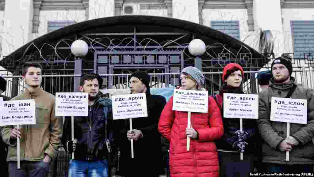 Киевтегі Ресей елшілігі алдында Қырымда жоғалған азаматтарды қолдау акциясын өткізіп тұрған адамдар.
