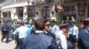 Полиция Республика алаңына адамдарды өткізбей тұр. 21 мамыр 2016 жыл.