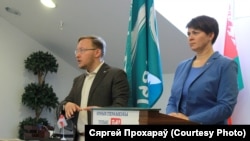 Лідэры грамадзянскай кампаніі «Гавары праўду» Андрэй Дзьмітрыеў і Тацяна Караткевіч
