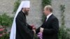 Мітрапаліт Барыспальскі Антоні вітае Ўладзіміра Пуціна, 2013 год