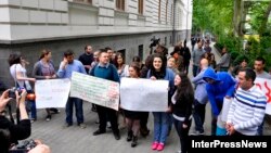 Президент здание Тбилисского госуниверситета покинул без комментариев, лишь махнул рукой участникам акции протеста перед тем, как сесть в автомобиль