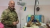 Вячеслав Константиновский (слева) в Киевском военном госпитале. Часть денег, вырученных от продажи автомобиля "Роллс-Ройс", бизнесмен пожертвовал на нужды раненых