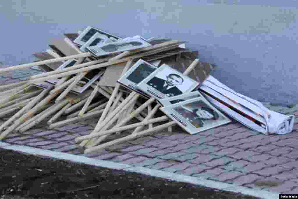 Акция "Бессмертный полк" В Москве акция "Бессмертный полк" в день Победы 9 мая, во время которой родственники ветеранов Великой Отечественной несут в руках их портреты, впервые прошла с участием Владимира Путина и собрала рекордные 300 тысяч человек. Организаторов московской акции обвинили в том, что они опошлили идею, впервые реализованную журналистами томского телеканала ТВ-2 – участников шествия привозили на него, как бюджетников на митинги в поддержку властей, а часть плакатов с ветеранами после завершения шествия оказалась брошена прямо на улицах