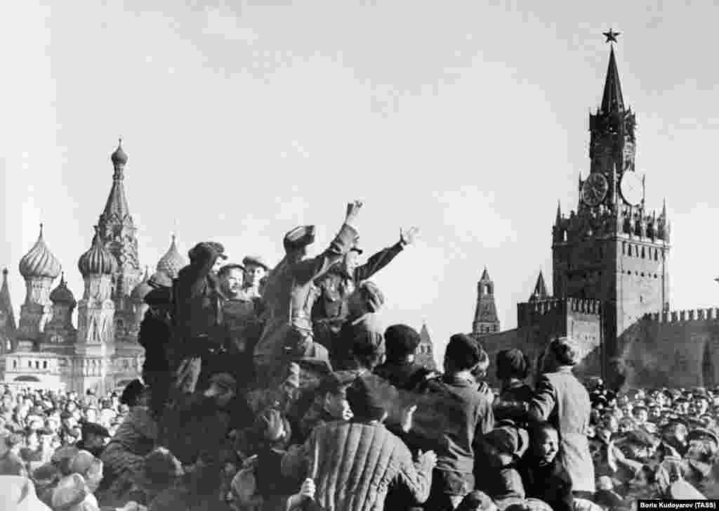 Бурна прослава имаше на Црвениот плоштад во Москва. Сведок се сеќава „сите се забавуваа, некои со солзи во очите... Во американската амбасада видовме дипломати и вработени како фрлаат чоколади, слатки и играчки од балконот“.