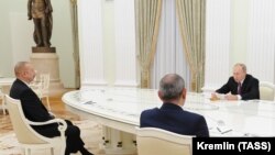 ოთხსაათიანი მოლაპარაკების შემდეგ ხელი მოეწერა ახალ განცხადებას.