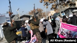 طالبانو پر افغان مېرمنو بېلابېلو برخو کې سخت محدوديتونه لګولي دي، انځور - ارشيف