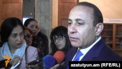 Премьер-министр Армении Овик Абрамян отвечает на вопросы журналистов, Ереван, 20 апреля 2016 г.  