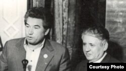 Ч. Айтматов жана М. Турсунзаде Кыргызстан маданиятынын Тажикстандагы күндөрүндө. 1976-жыл, Дүйшөмбү шаары.