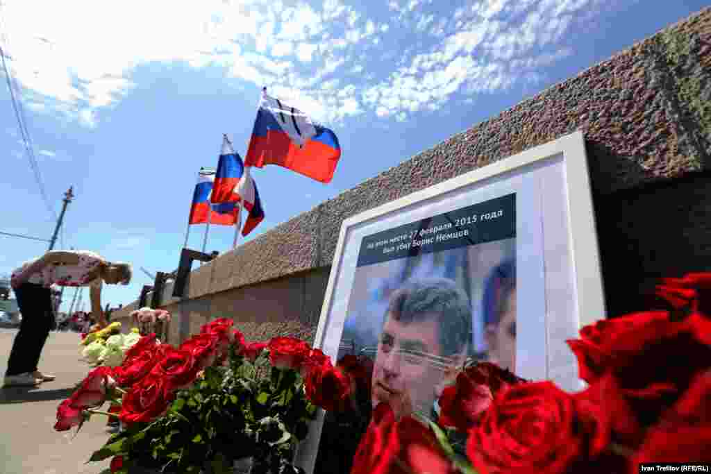 Борис Немцов В списке самых популярных поисковых запросов в категории "события" не оказалось убийства российского оппозиционного политика Бориса Немцова. Впрочем, Немцов лидирует в списке мужчин (отдельно "Яндекс" составил список женщин), имена и фамилии которых пользователи интернета чаще всего вводили в строку поискового запроса. Борис Немцов был убит вечером 27 февраля в центре Москвы. По делу об убийстве политика были задержаны пятеро уроженцев Чечни. 18 ноября суд санкционировал заочный арест предполагаемого организатора убийства Немцова бывшего офицера батальона "Север" МВД Чечни Руслана Мухудинова. Заказчик преступления не установлен. Дочь Бориса Немцова, Жанна, после убийства покинула Россию. Следствие утверждает, что мотивы убийства Немцова как государственного деятеля не установлены