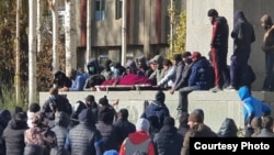 Протестующие привезли тело убитого к зданию  областной администрации. Хорог, 25 ноября 2021 года