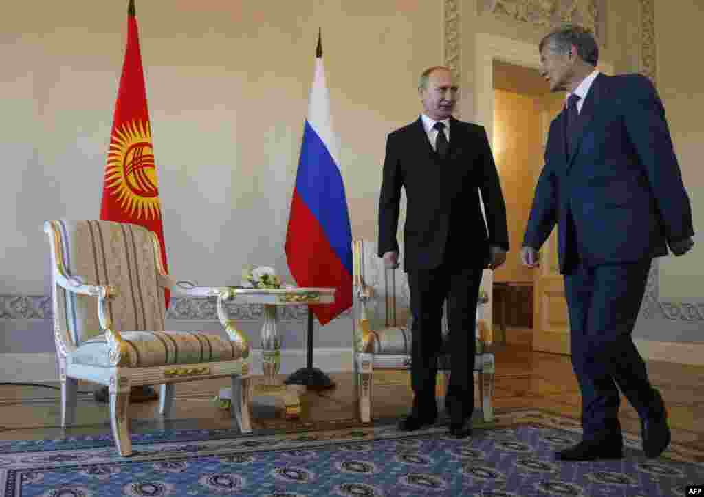 Исчезновение Путина в марте 5 марта президент России встретился с премьер-министром Италии Маттео Ренци, а потом полностью пропал из информационного пространства до 16 марта, когда состоялась его встреча с президентом Киргизии Алмазбеком Атамбаевым. Ничего подобного раньше с российским лидером не случалось, поэтому таинственное исчезновение Путина породило массу слухов. Официальный Кремль сделал вид, что ничего из ряда вон выходящего не произошло. Публицист Владимир Голышев в интервью Радио Свобода предположил, что Путин тяжело болен, а власть в России могли захватить другие люди: "10 дней, что мы его не видели, ушли на создание определенного коллективного органа власти и на заключение с этим органом власти некоего пакта, соглашения, что Путин остается исполнять некие представительские функции, но все это в рамках сворачивания его курса и ухода его от власти"