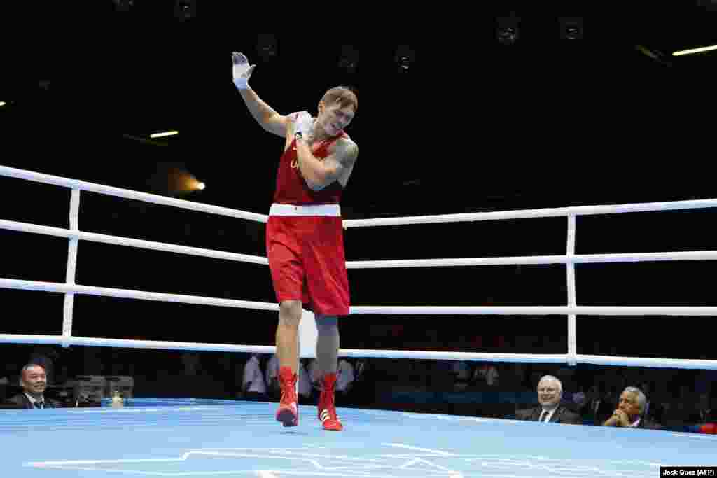 Усик празднует завоевание золота на Олимпийских играх 2012 года в Лондоне. После сотен любительских поединков Усик был отобран в сборную Украины на Олимпиаду 2008 года, но проиграл итальянскому тяжеловесу Клементе Руссо. Через четыре года он снова встретился с итальянцем в тяжелом весе и выиграл золото. После победы отец Усика по телефону сказал сыну-спортсмену, что любит его, – этот момент боксер до сих пор хранит в памяти. Старший Усик умер через два дня после того, как узнал об олимпийской победе сына