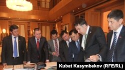 Кыргыз депутаттары Грузия президенти Михаил Саакашвилинин кабыл алуусунда. 2012-жылдын 7-февралы.