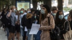 Люди в очереди у пункта сдачи тестов на коронавирус в Праге.