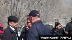 Азим Иброхим, Раджаббой Ахмадзода и Жениш Разаков после завершения переговоров  