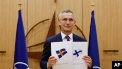 ნატოს გენერალურ მდივანს, იენს სტოლტენბერგს უკავია შვედეთისა და ფინეთის განაცხადები ნატოში გაწევრიანებაზე. ბრიუსელი, 2022 წლის 18 მაისი.